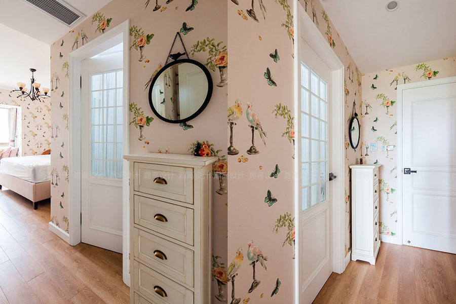 各房间的壁纸都统一使用了花鸟图案，清新而雅致。