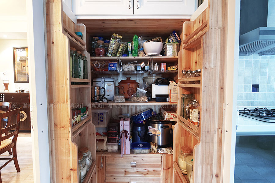 木制的柜门内储藏着各种厨房用物，满满当当。