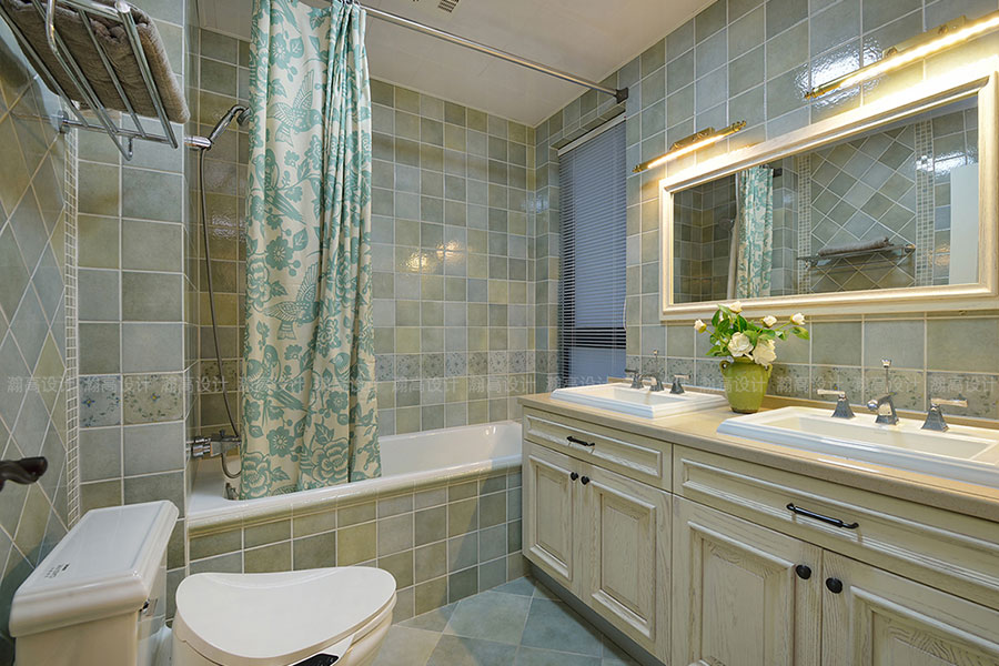 卫生间内的浴缸采用花窗帘进行了遮挡，达到了美观与私密性相结合的效果。