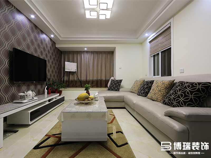 一条地毯把电视背景墙和沙发休闲处分割开来，同时预留了活动的空间。