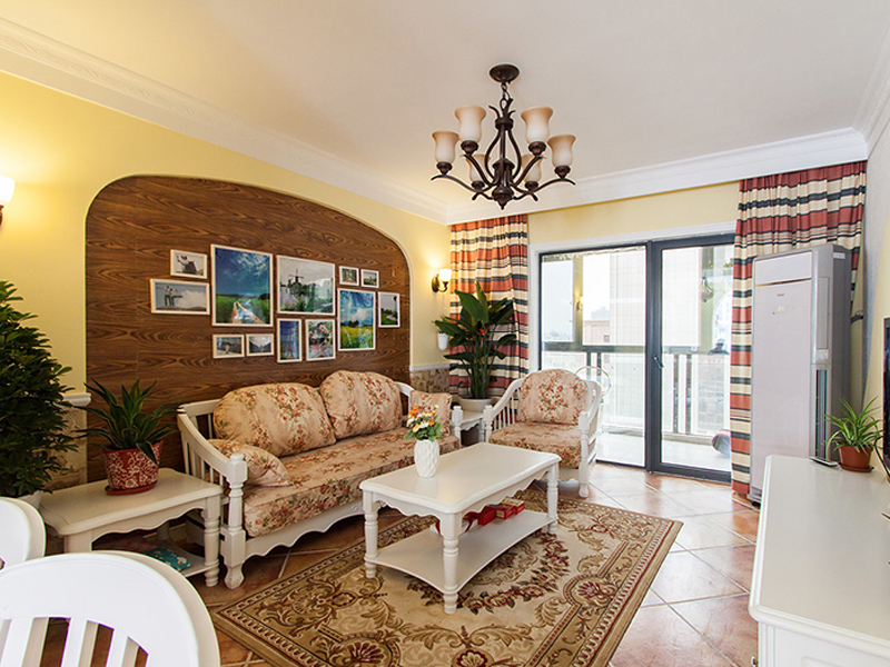碎花布艺沙发可是田园风必备款，搭配白色木质家具显得更有气质。