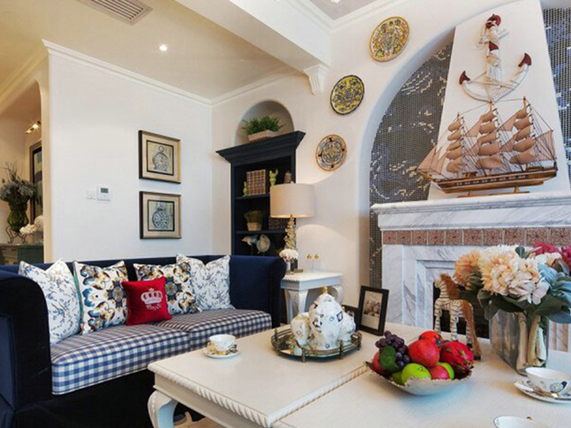 古典艺术气息的装饰品散落在客厅各个角落。