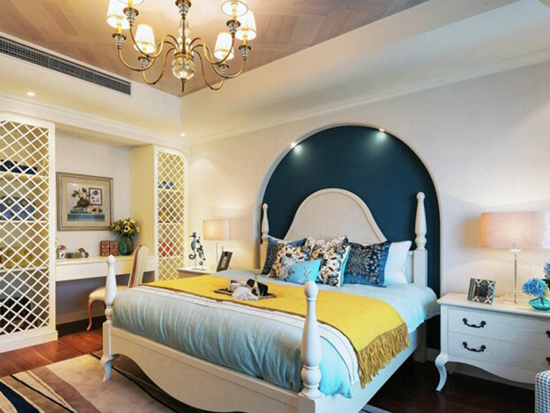 卧室有一些地中海风格的味道，拱形背景墙完美呈现。