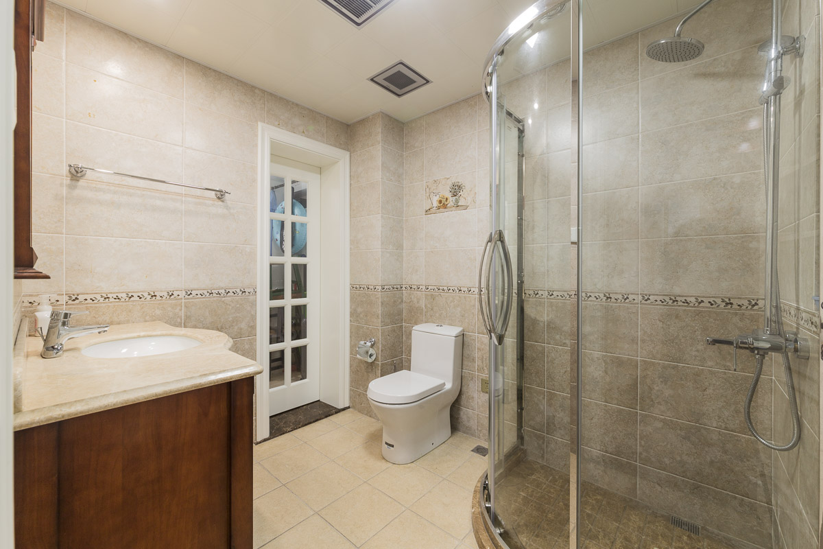 卫生间采用了木质浴室柜，墙上的挂杆也让日常的使用更加便利。