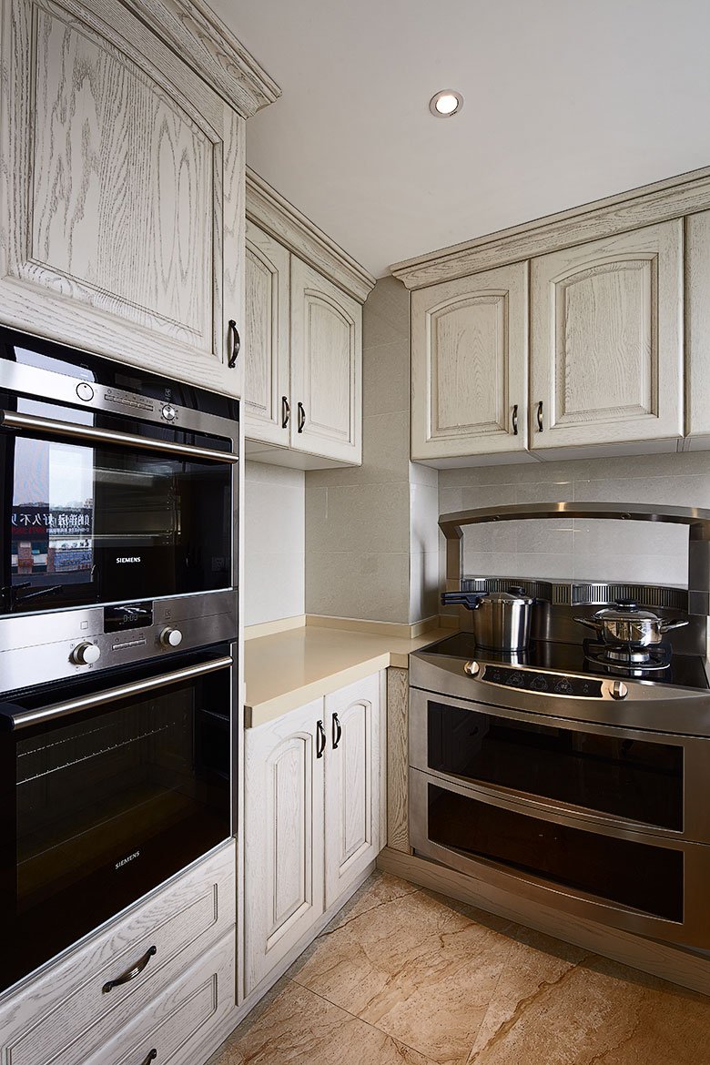 厨房使用原顶，回归自然，橱柜的风格也十分符合。
