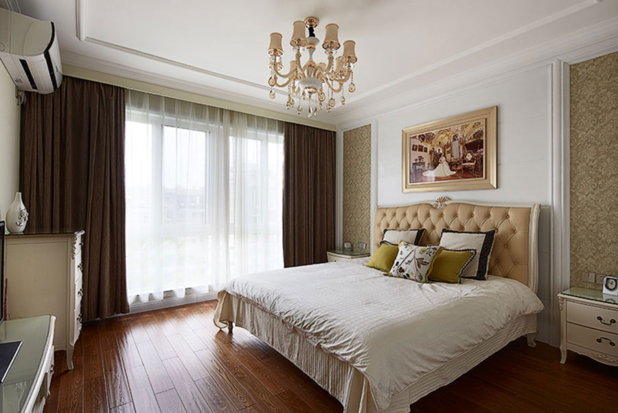卧室大床后面摆上镀金边框油画，异常温馨。