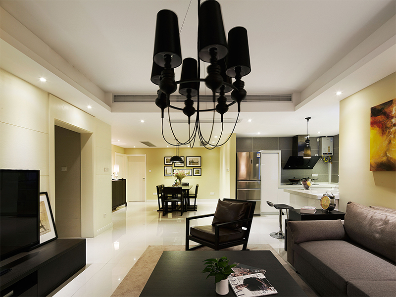 客厅里的这盏黑色大吊灯，充满了现代简约的气息，设计感十足。