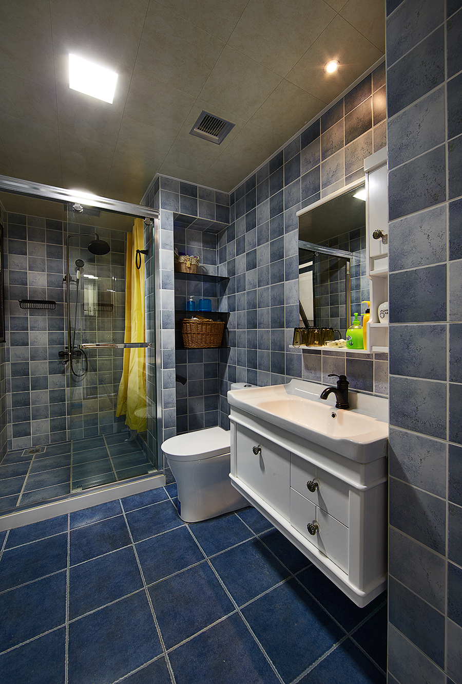卫生间用蓝灰瓷砖搭配，仿佛沐浴在地中海一般。