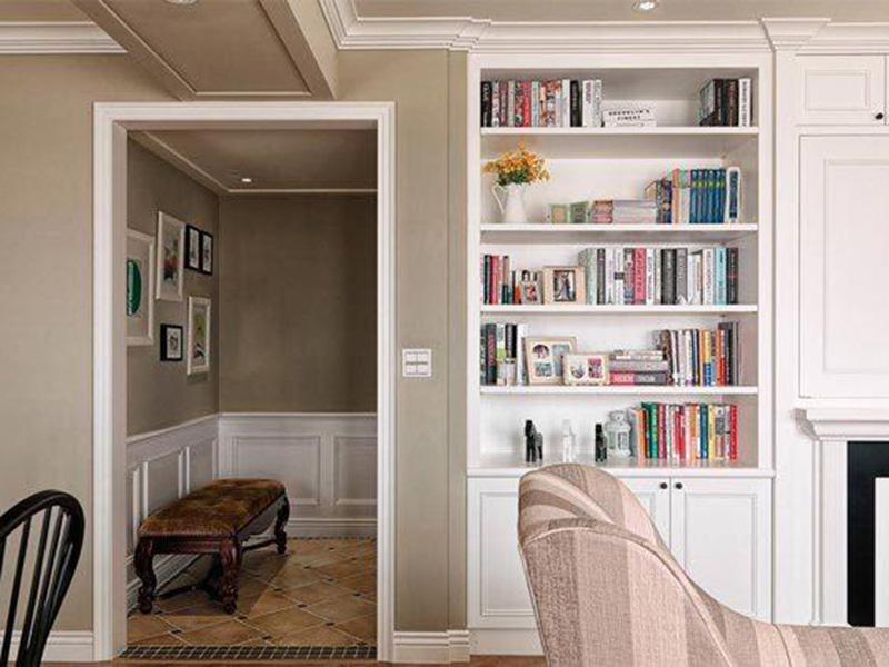 进户门的处理，简单又使用，客厅中墙内的书柜设计增加了设计感。体现了客户的一种对书本的爱好！