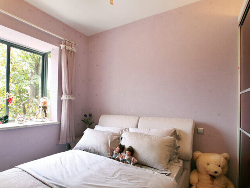 墙面选择简单而又活泼的壁纸，让整个儿童房都是可爱的气息。