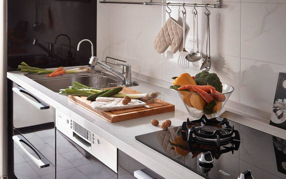 黑白的时尚色调设定，厨房以容易清洁的镜面材质重新规划入充裕的煮食机能。