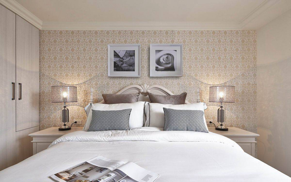浅金色调壁纸与对称的床头布局，将睡眠区氛围转为舒适、柔和的古典气息。