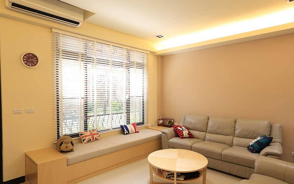 舍弃过度装饰性设计，透过温馨的漆彩为空间添温，而奶茶色的沙发背墙配上白色系雷射烤漆，有着相得益彰的和谐表现。