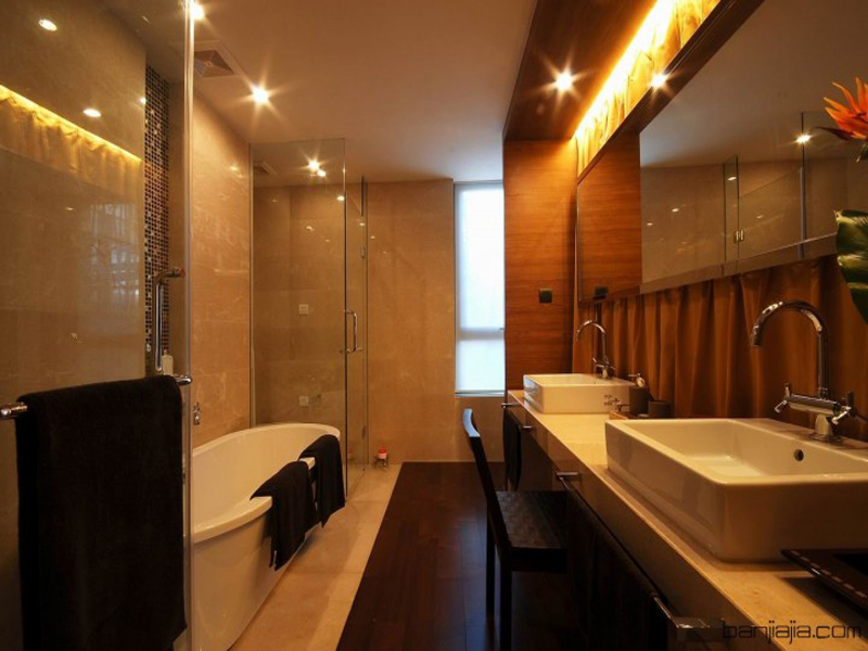 将化妆台与洗手台结合，用条形格局满足既可以淋浴又可以放的下浴缸。