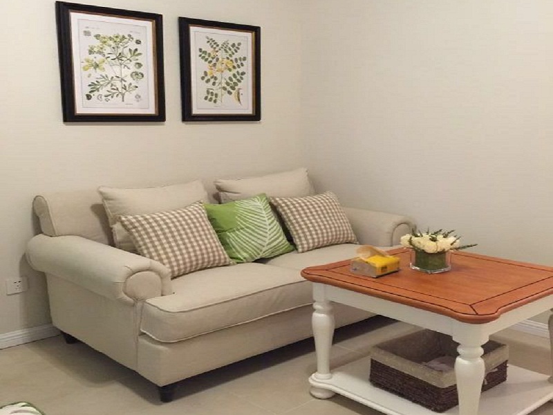 一角的简约沙发，与墙壁的作品相结合，简单而又温馨。