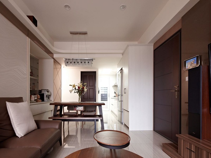 客厅以木质咖啡色为定调，创造了温馨的简约氛围。