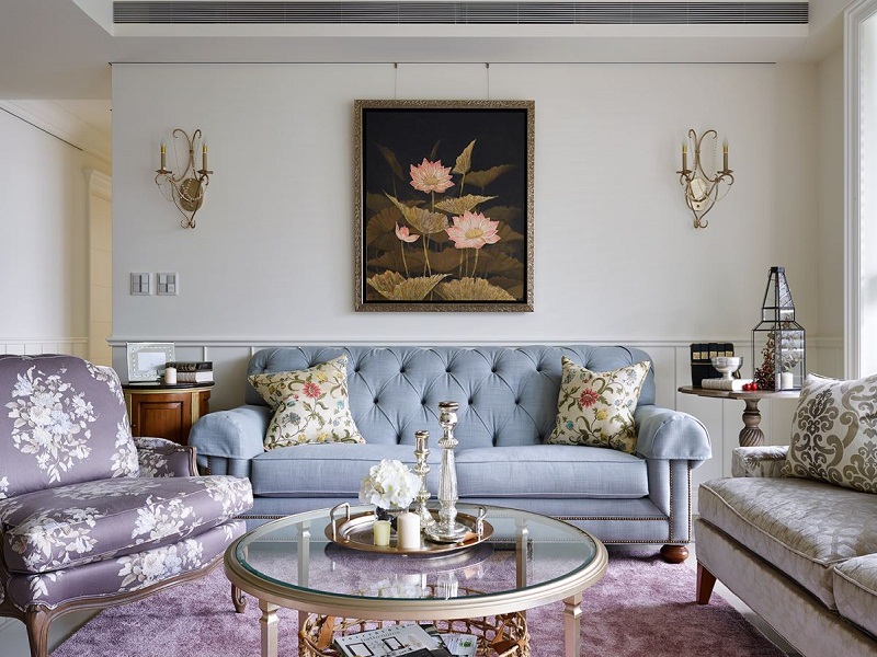 沙发上的挂画等处点缀着美丽的花草意象，给客厅增添了几分浪漫色彩。