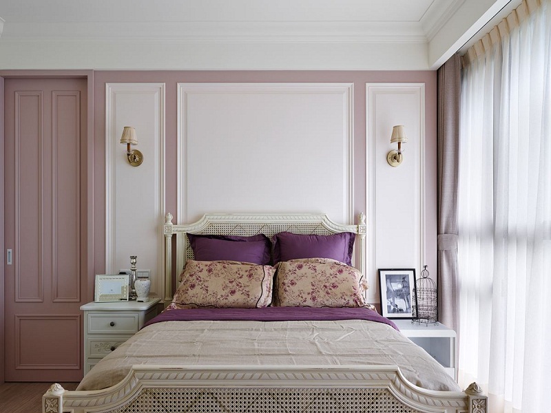 主卧在墙面添入讨喜的莓紫色，注入温柔氛围，并加入线板与壁灯的点缀，勾勒出平衡端庄的床头画面！