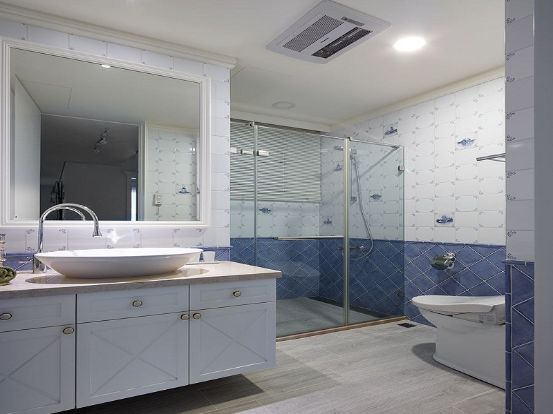 卫浴以灰蓝色方砖结合白色底调，拼贴出疗愈气息，搭配干湿分离设计，打造舒适清爽的沐浴环境。