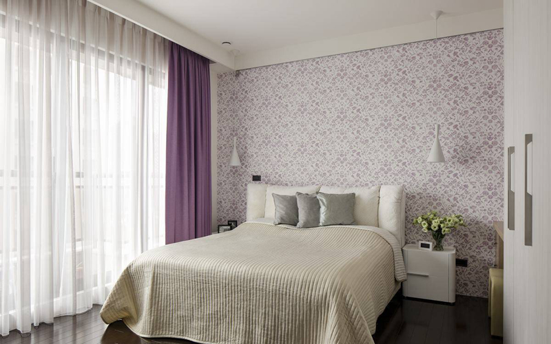 挑选浪漫微醺的碎花壁纸，在床头两侧以壁灯点缀，围塑出紫罗兰般的舒眠情境。