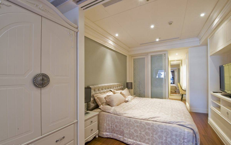 为区隔公私领域，在主卧房特采用超耐磨木地板，增加温馨氛围，也提升睡眠稳定度，简单的白色线板设计，打造典雅简约的卧室主调。