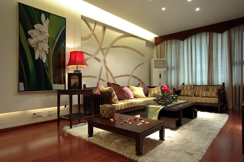 穿过茶室走进客厅，特定的家具沙发和特造的布艺使空间浑然一体，自然和蔼。