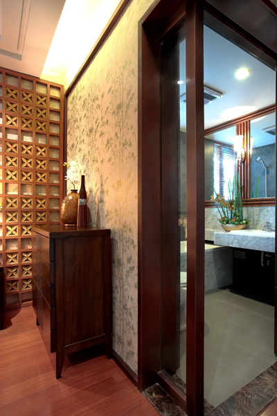 卫生间的门框和浴室镜框都采用了深色的木结构，与整体的风格呼应。其他装饰材料则以浅色石材为主，让位于空间显得明亮、洁净。
