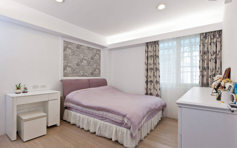 清爽的机能配置，以纯净的白色处理，床头框入纽约街景壁纸的现代感受。