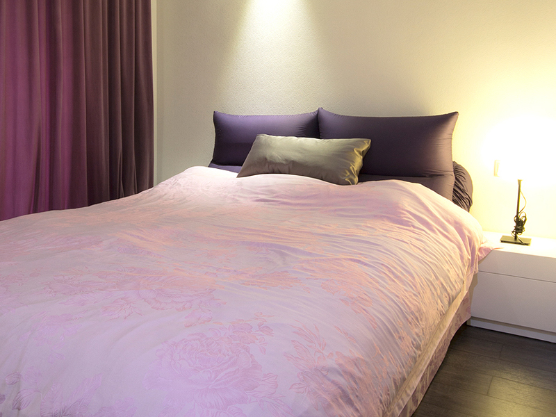 次卧是简单大气的布置，紫色调是女主人特别喜欢的颜色。