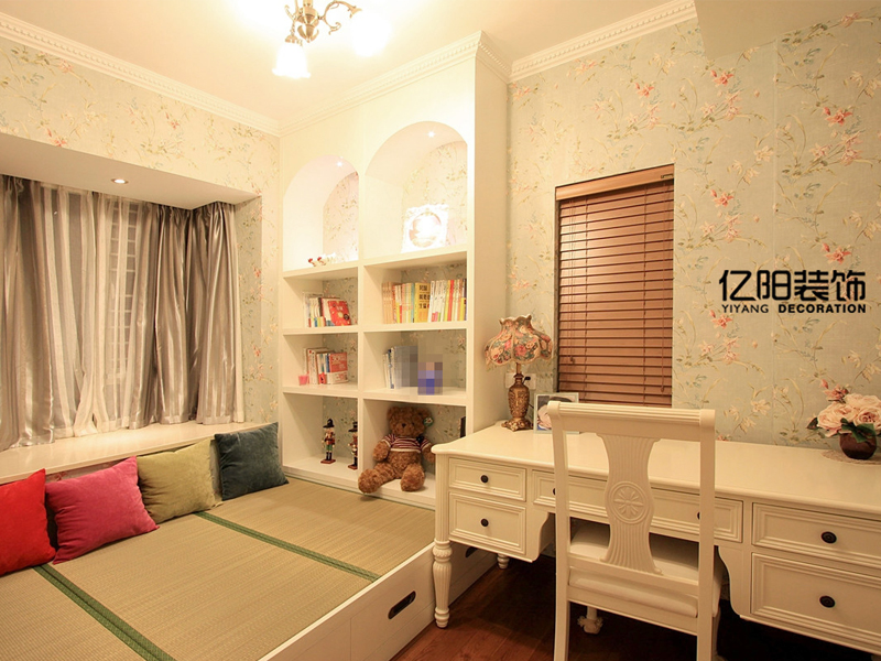 碎花墙面搭配白色家具，书房和次卧的和谐统一。