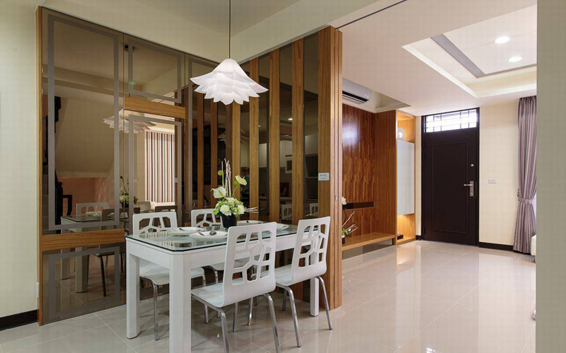 现代感家具与茶镜主墙上的几何饰条，共构餐厅设计感表情。