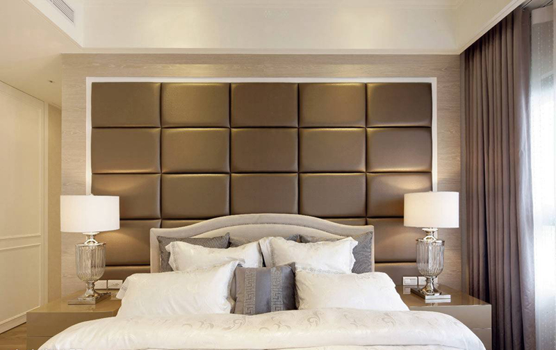 具有精品氛围的主卧空间，使用进口绷皮革作为床头墙的表现，外框则以木皮增加安定与舒适感。