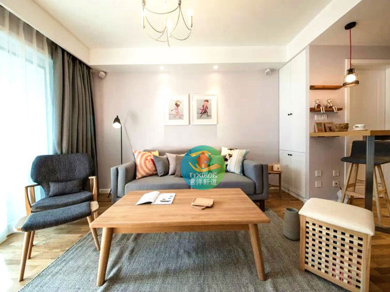 色彩感十足的靠枕偎依在冷色的布艺大沙发上营造清爽宜人的客厅氛围。