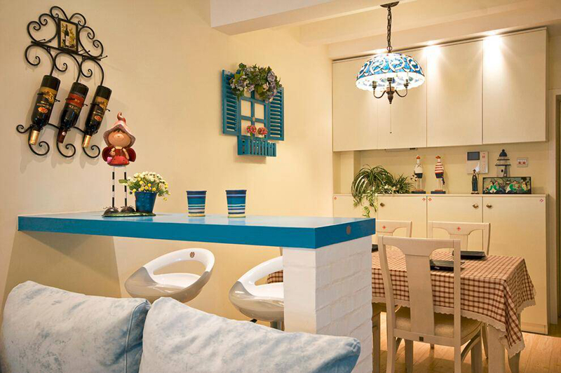 餐厅中浓郁地中海风格的小摆设充满生活情趣，使家真正成为心灵的“爱情海”。