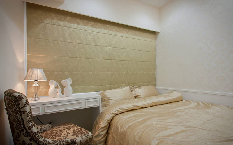 简单线条、壁纸与寝饰元素呈现主卧房的纯粹卧眠功能。