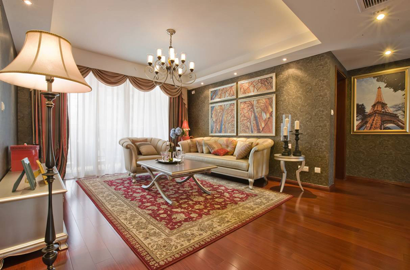 客厅的金碧辉煌，铺设的深色木地板尊贵至极，所有的一切都演绎着现代的舒适与浪漫。