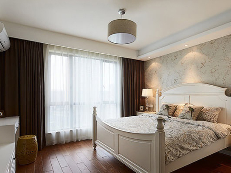 床架造型简单，但是弧线的优美与缥缈的窗纱一起，构筑了一个浪漫的梦。