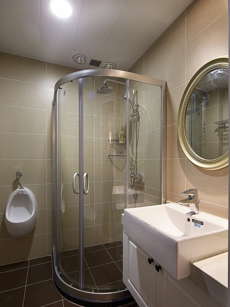 圆弧式的淋浴房，实用而又美观，空间的通透效果更好。
