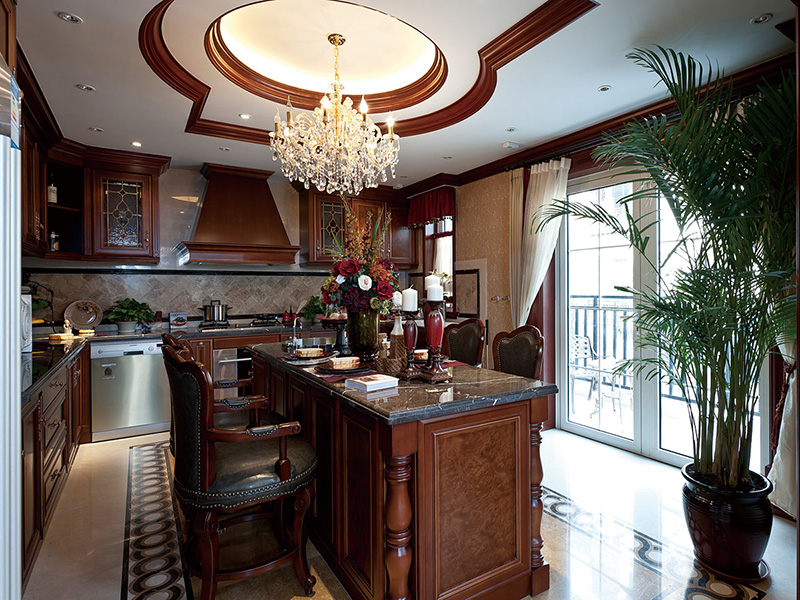 清透的窗纱让阳台的光线充分进入厨房，实木质感的橱柜大气古朴。