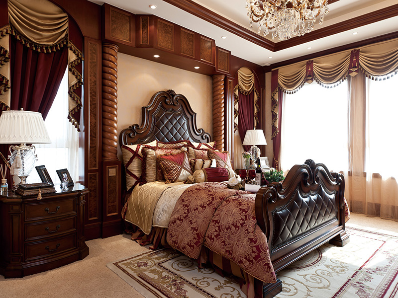 古典的床架，自然要用精美的吊灯、雅致的地毯来衬托。