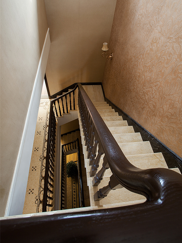为了安全和方便，楼梯相对简单，但是墙面壁纸的装饰让整体至于太单调。