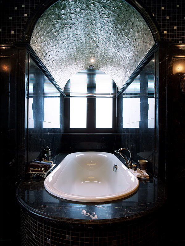 浴缸上方精巧的设计，让沐浴的心情瞬间变得美好。