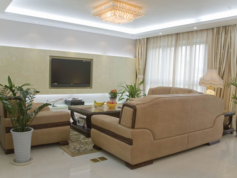 素色的沙发作为客厅的主体，在吊灯柔和的光线下显得分外温馨。
