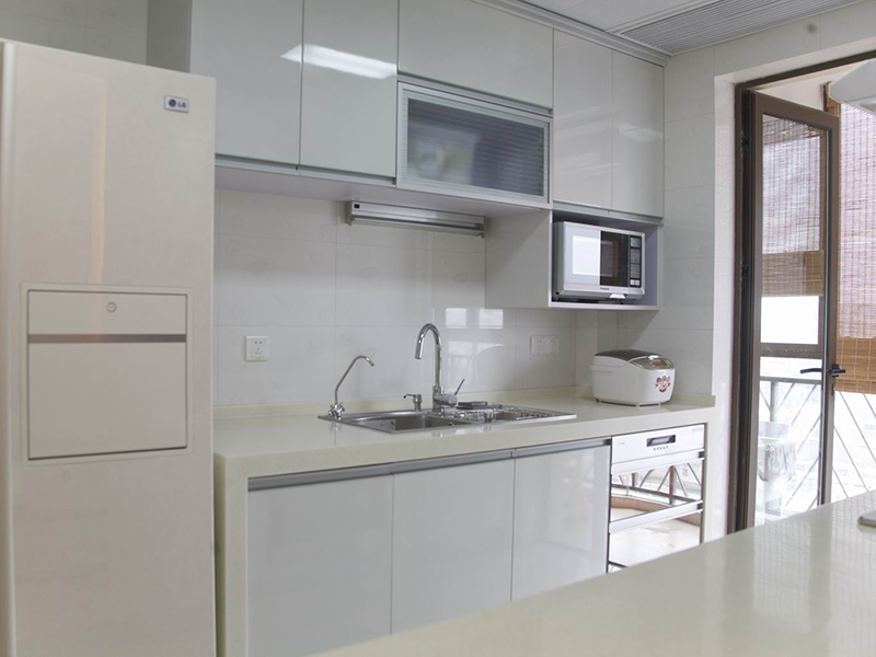 素白的厨房，定制橱柜可以规划出主人想要的空间设置，实用方便。