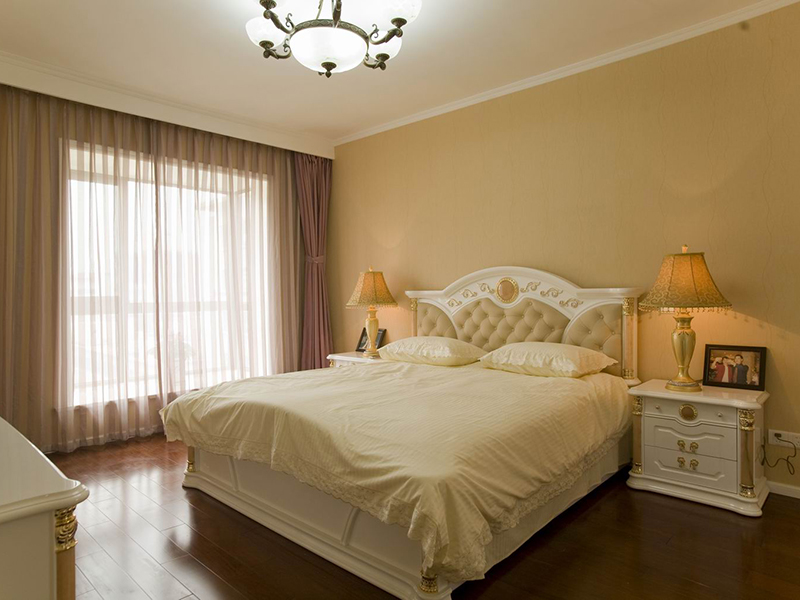 简洁造型的床架，浅色调的温情下，还有着低调的高贵感。