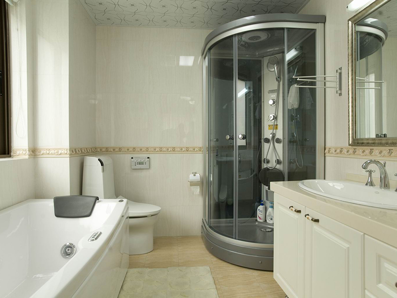 圆形的沐浴房实用，而流畅的线条更是美观，与整体的风格照应。