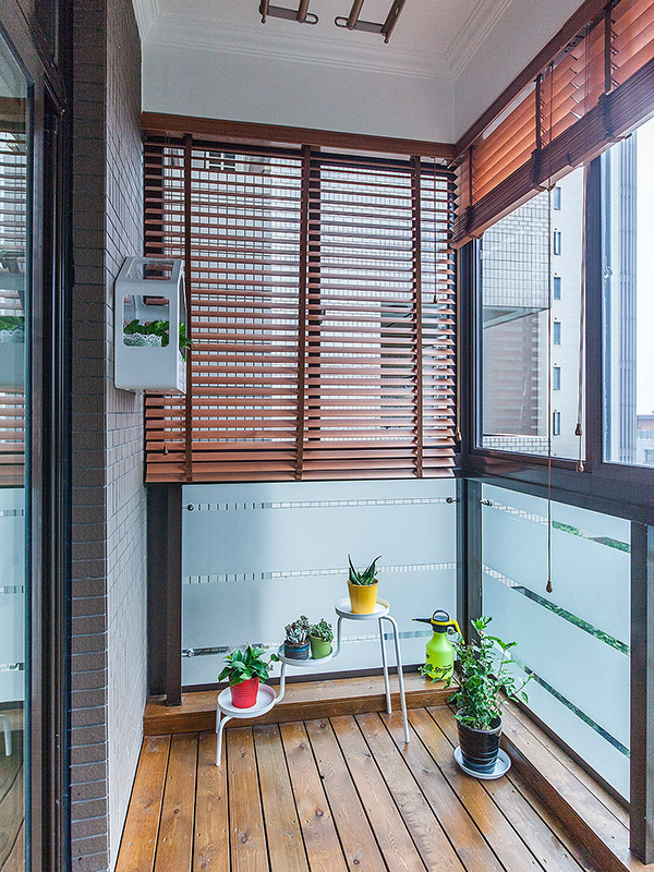 为了光线更充足，阳台用玻璃进行全方位的装饰，富有创意的  收纳架让绿植变得更调皮。