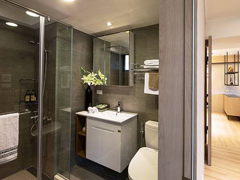 延续休闲风格铺叙卫浴空间，两间卫浴皆备齐shower机能，让生活更加方便。