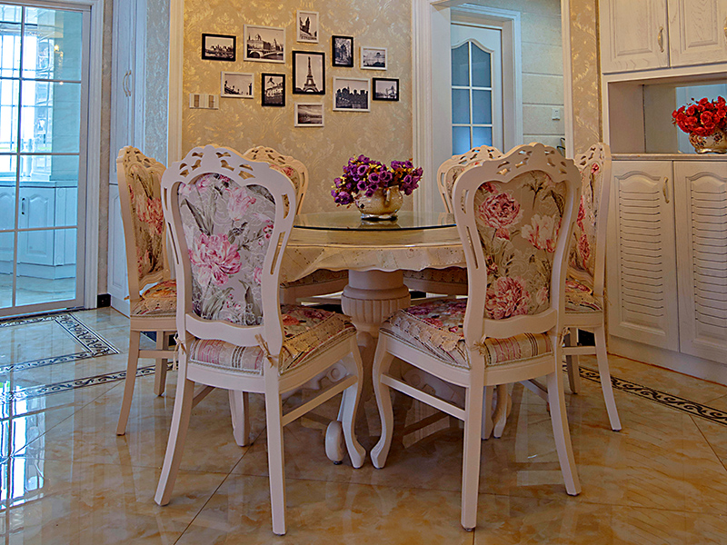 餐椅与客厅沙发款式保持一致，不乱花迷眼。