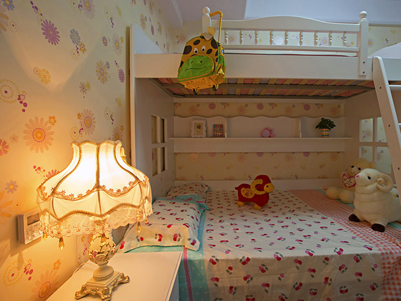 儿童房以暖色和浅色为主，太深的颜色不利于儿童的视力。
